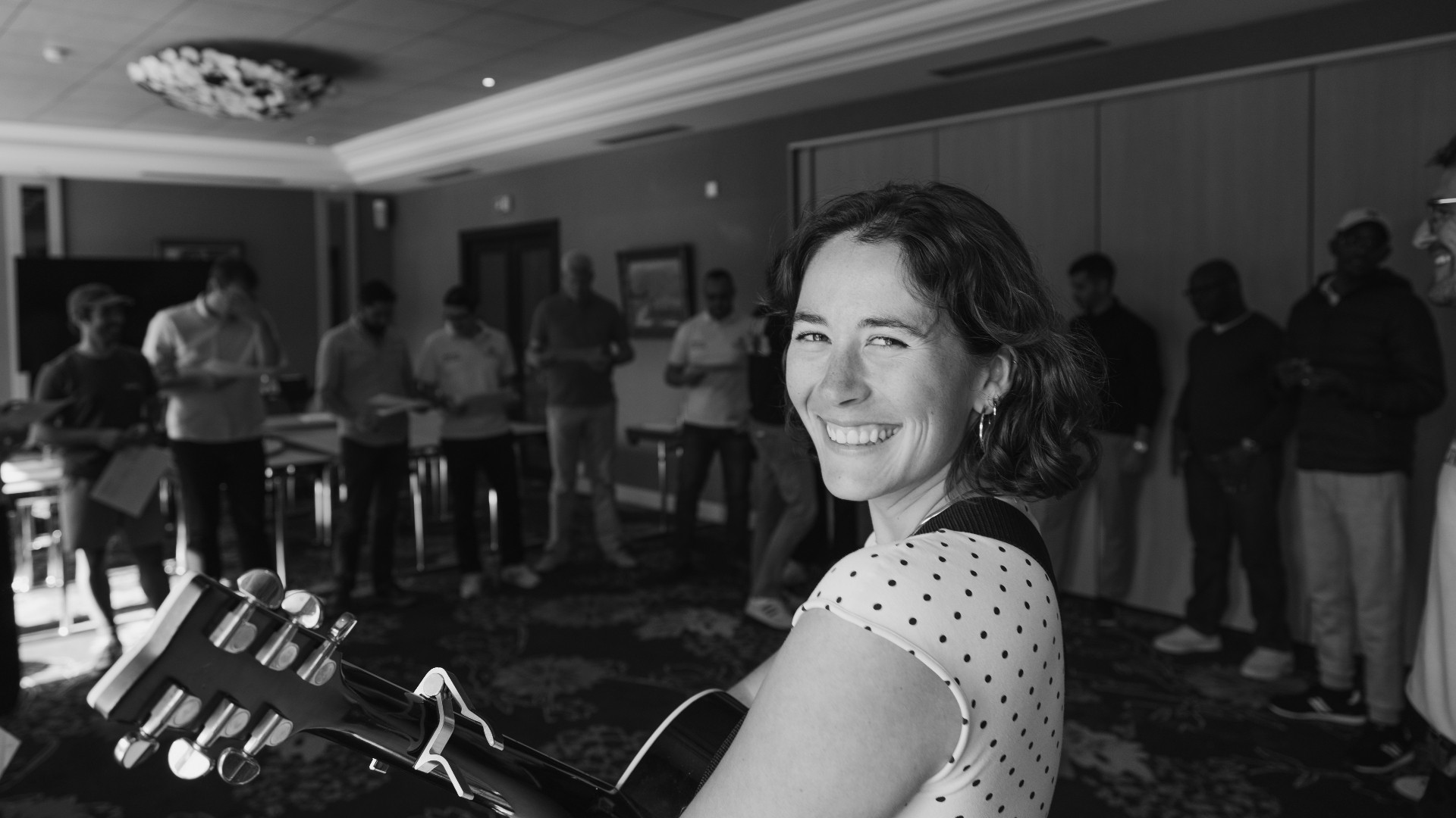 Collaborateurs chantant ensemble lors d'un team-building